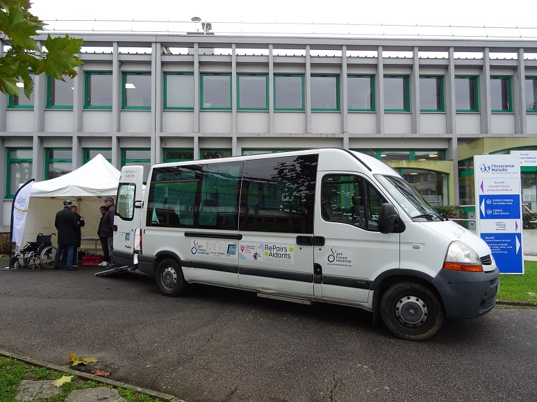 Photo bus APF France Handicap devant CPAM de l'Orne